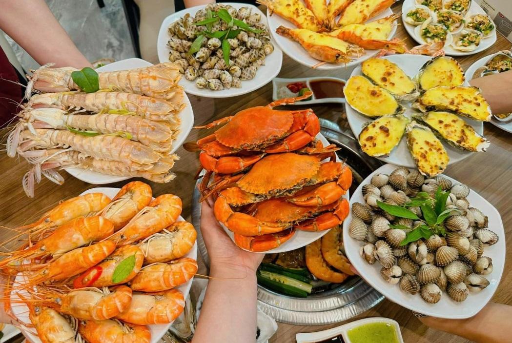 Một góc quầy buffet hải sản tươi ngon tại Nhà hàng Sen Tây Hồ 614 Lạc Long Quân, trưng bày đa dạng các loại tôm, cua, ghẹ, ốc hấp dẫn